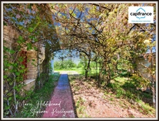 Character property with 5,500 m² of grounds, swimming pool, 7 bedrooms and separate living area