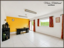 Architect-designed house with character – 285 m² of living space – Panoramic views – Swimming pool – Large garage