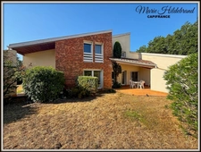 Architect-designed house with character – 285 m² of living space – Panoramic views – Swimming pool – Large garage