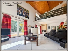 Architect-designed house with character – 285 m² of living space – Panoramic views – Swimming pool – Large garage