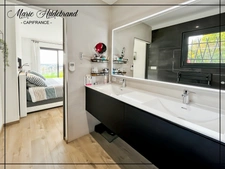 PROPRIÉTÉ CONTEMPORAINE – VUE DOMINANTE, PARC DE PRÈS D’1 HECTARE & PISCINE