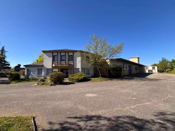 BÂTIMENT D’ACTIVITÉ INDÉPENDANT À VENDRE – 1 991 m² – TERRAIN 4 500 m² – ACCÈS A89 IMMÉDIAT – Lentilly