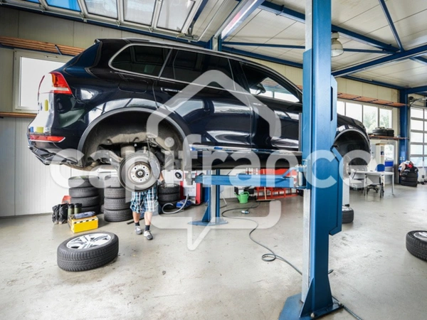 a Vendre GARAGE automobile et vente véhicule sur axe trés passant proche de BOURGOIN JALLIEU (38)