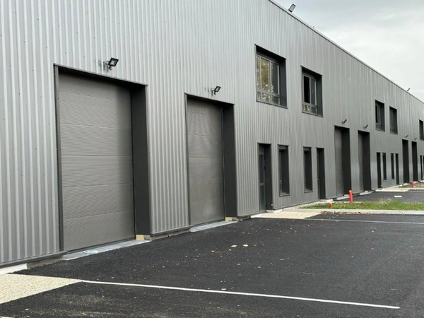 a vendre bâtiment indépendant 19 portes à quais couverts pour les expeditions avec bureaux pour activité ou stockage proche  de BOURGOIN JALLIEU (38)