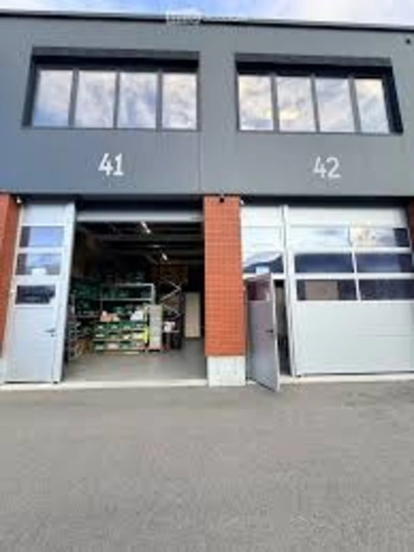 entrepôt Artisan 115m    à vendre BONNEVILLE (74)