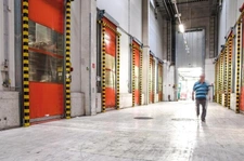 a vendre bâtiment indépendant 19 portes à quais couverts pour les expeditions avec bureaux pour activité ou stockage proche  de BOURGOIN JALLIEU (38)
