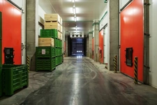 a vendre bâtiment indépendant 19 portes à quais couverts pour les expeditions avec bureaux pour activité ou stockage proche  de BOURGOIN JALLIEU (38)
