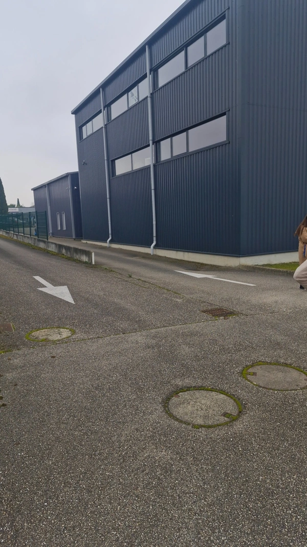 entrepôt 155m²  à louer VAULX MILIEU (38) situé proche sortie autoroute 200 mètres soit 4 minutes