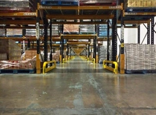 a vendre bâtiment indépendant 19 portes à quais couverts pour les expeditions avec bureaux pour activité ou stockage proche  de BOURGOIN JALLIEU (38)