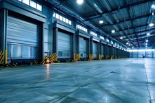 a vendre bâtiment indépendant 19 portes à quais couverts pour les expeditions avec bureaux pour activité ou stockage proche  de BOURGOIN JALLIEU (38)