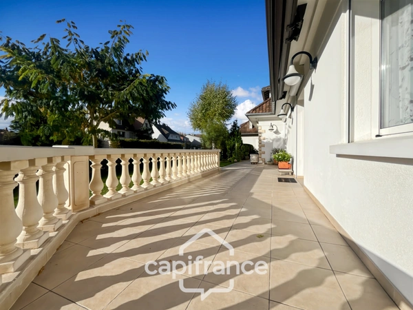 Secteur Golf d’Ormesson-sur-Marne, maison familiale 215 m², calme absolu, terrain 1 060 m²