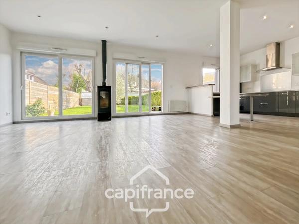 Maison familiale contemporaine, 145 m2, 4 chambres, en excellent état, sous-sol total, quartier Grand Val, proche gare, écoles, commerces, à Sucy-en-brie