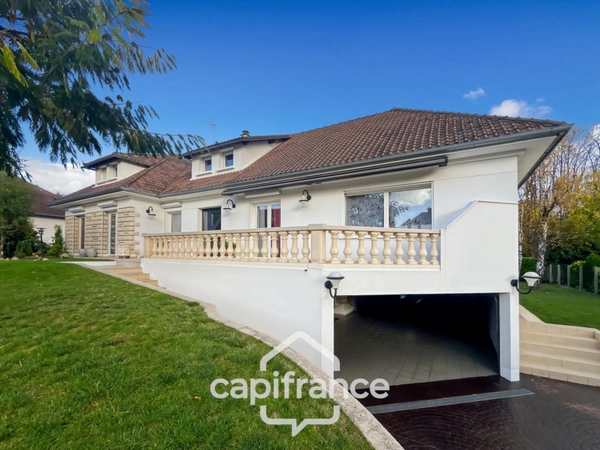 Maison familiale contemporaine,7 pièces, 215 m2, à ORMESSON SUR MARNE (94), quartier du Golf, au calme, en parfait état