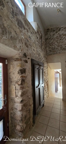 Très Belle Maison en pierres dominant la Vallée de l'Eyrieux avec une vue splendide. 3 chambres, un grand séjour et une piscine.