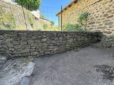 Ardèche - Vallée de la Glueyre - Marcols les Eaux - Grande maison de village - une dépendance à rénover, un grand garage, caves, ...