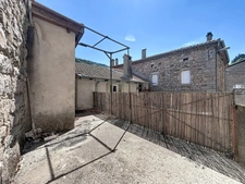 Ardèche - Vallée de la Glueyre - Marcols les Eaux - Grande maison de village - une dépendance à rénover, un grand garage, caves, ...