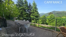 Nichée au cœur de la nature, sans vis-à-vis et avec une vue remarquable, grande maison de 7 (voir 8) chambres et de belles terrasses, offre un cadre de vie paisible et ressourçant.