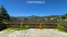 Nichée au cœur de la nature, sans vis-à-vis et avec une vue remarquable, grande maison de 7 (voir 8) chambres et de belles terrasses, offre un cadre de vie paisible et ressourçant.