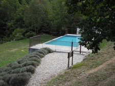 Ardèche - Ancien moulinage dans la vallée de l'Auzène - 6 logements - une grande salle 232m² - dépendance - piscine - rivière au pied