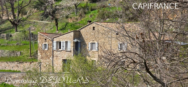 Ardèche, proche de la vallée de la Glueyre, amoureux de la nature et du calme, maison en pièrres à rénover avec terrains attenants et une source