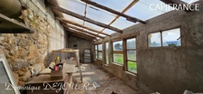 Tènement immobilier : 2 habitations et un ancien hangar agricole - 6200m² autour de la maison + bois de chênes 9700m² - source et un bassin
