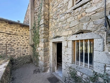 Ardèche - Vallée de la Glueyre - Marcols les Eaux - Grande maison de village - une dépendance à rénover, un grand garage, caves, ...