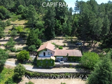 Nichée au cœur de la nature, sans vis-à-vis et avec une vue remarquable, grande maison de 7 (voir 8) chambres et de belles terrasses, offre un cadre de vie paisible et ressourçant.