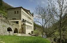 Ardèche - Ancien moulinage dans la vallée de l'Auzène - 6 logements - une grande salle 232m² - dépendance - piscine - rivière au pied