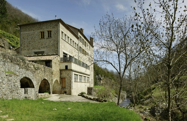 Ardèche - Ancien moulinage dans la vallée de l'Auzène - 6 logements - une grande salle 232m² - dépendance - piscine - rivière au pied