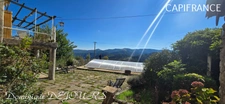 En Ardèche à 45 mn de Valence (Drôme), TRANQUILITÉ, VUE SPLENDIDE et SOLEIL pour cette Grande maison avec une grande piscine. Terrain attenant de 1800m² environ avec une source.