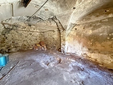 Ardèche - Vallée de la Glueyre - Marcols les Eaux - Grande maison de village - une dépendance à rénover, un grand garage, caves, ...