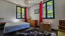 Nichée au cœur de la nature, sans vis-à-vis et avec une vue remarquable, grande maison de 7 (voir 8) chambres et de belles terrasses, offre un cadre de vie paisible et ressourçant.