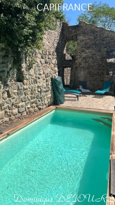 Très Belle Maison en pierres dominant la Vallée de l'Eyrieux avec une vue splendide. 3 chambres, un grand séjour et une piscine.