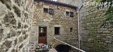 Ardèche, à 5 mn en voiture de St Pierreville au coeur du parc national des Monts d'Ardèche, spacieuse maison de 178m² avec une grande dépendance de 200m² sur 2 niveaux à aménager