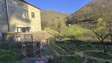 Ardèche - Ancien moulinage dans la vallée de l'Auzène - 6 logements - une grande salle 232m² - dépendance - piscine - rivière au pied