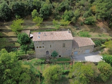 Demeure prestigieuse du XIV siècle au coeur de la belle vallée de l’Eyrieux en Ardèche, , située à 45mn de Valence (Drome) -285m² habitable sur 2ha de terrain.