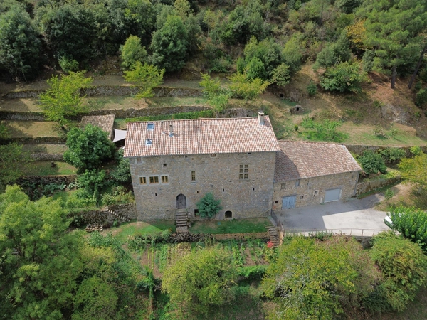 Demeure prestigieuse du XIV siècle au coeur de la belle vallée de l’Eyrieux en Ardèche, , située à 45mn de Valence (Drome) -285m² habitable sur 2ha de terrain.