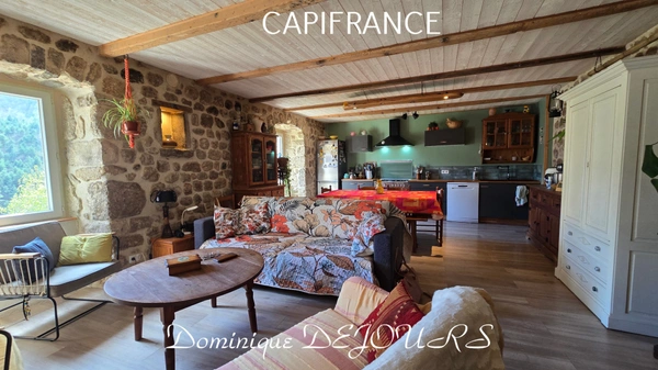 Ardèche, à SAINT PIERREVILLE, grande maison de 152m² avec terrain et une source. Belle exposition et belle rénovation