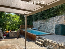 Très Belle Maison en pierres dominant la Vallée de l'Eyrieux avec une vue splendide. 3 chambres, un grand séjour et une piscine.