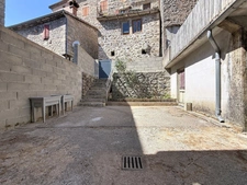 Ardèche - Vallée de la Glueyre - Marcols les Eaux - Grande maison de village - une dépendance à rénover, un grand garage, caves, ...