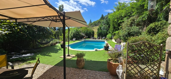 Sud-Est de la France, dans un cadre magnifique, en Ardèche magnifique maison en pierres de 320m² habitables sur 4500m² de terrain - Piscine - Exposition sud et Belle Vue dégagée