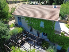 Nichée au cœur de la nature, sans vis-à-vis et avec une vue remarquable, grande maison de 7 (voir 8) chambres et de belles terrasses, offre un cadre de vie paisible et ressourçant.