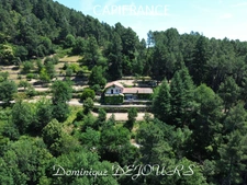 Nichée au cœur de la nature, sans vis-à-vis et avec une vue remarquable, grande maison de 7 (voir 8) chambres et de belles terrasses, offre un cadre de vie paisible et ressourçant.