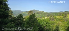 Nichée au cœur de la nature, sans vis-à-vis et avec une vue remarquable, grande maison de 7 (voir 8) chambres et de belles terrasses, offre un cadre de vie paisible et ressourçant.
