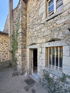 Ardèche - Vallée de la Glueyre - Marcols les Eaux - Grande maison de village - une dépendance à rénover, un grand garage, caves, ...