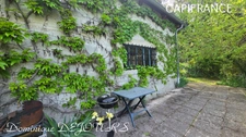 Nichée au cœur de la nature, sans vis-à-vis et avec une vue remarquable, grande maison de 7 (voir 8) chambres et de belles terrasses, offre un cadre de vie paisible et ressourçant.