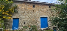 Ardèche, à 5 mn en voiture de St Pierreville au coeur du parc national des Monts d'Ardèche, spacieuse maison de 178m² avec une grande dépendance de 200m² sur 2 niveaux à aménager