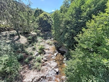 Ardèche - Vallée de la Glueyre - Marcols les Eaux - Grande maison de village - une dépendance à rénover, un grand garage, caves, ...
