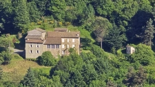 Tènement immobilier dans un écrin de verdure Maisons en pierres avec des dépendances à imaginer. Aucun vis-à-vis - Petit hameau.