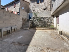 Ardèche - Vallée de la Glueyre - Marcols les Eaux - Grande maison de village - une dépendance à rénover, un grand garage, caves, ...